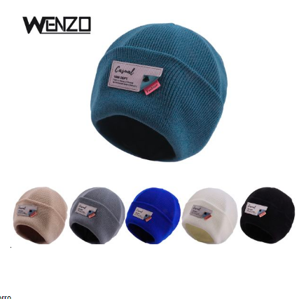 gorro de hombre con puños y logo en las esquinas