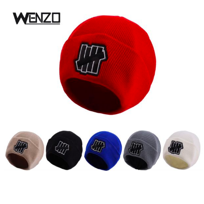 gorra de hombre con puños y bordado de cinco rayas